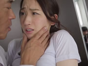 為了養家人妻水戶香奈去找工作沒想到面試官居然脫下了褲子來進行面試